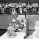 Archiv der Region Hannover, ARH Slg. Weber 02-024/0008, Bürgermeister Gerhard Oberkönig hält an einem Podium eine Rede, im Hintergrund ein Orchester auf einer Bühne, in der Festhalle, Gehrden