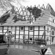 Archiv der Region Hannover, ARH Slg. Weber 02-024/0014, Feuerwehreinsatz an einem Haus in der Hainwiese Ecke Wiesenstraße mit zerstörtem Dach, Redderse