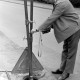 ARH Slg. Weber 02-026/0011, Ein Mann misst mit einem Messgerät den Wasserdruck im Nedderntor, Gehrden