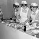 Archiv der Region Hannover, ARH Slg. Weber 02-026/0016, Frauen des DRK-Ortsvereins Gehrden belegen Brötchen für einen Imbiss bei einer Blutspendeaktion in der Festhalle, Gehrden