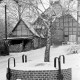 Archiv der Region Hannover, ARH Slg. Weber 02-028/0003, Dorfbrunnen mit Löschwasserentnahmestelle im Winter in der Ortsmitte von Everloh 