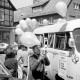 Archiv der Region Hannover, ARH Slg. Weber 02-028/0011, Kinder erhalten Ballons zum 12. internationalem Radrennen in Gehrden