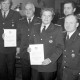 Archiv der Region Hannover, ARH Slg. Weber 02-028/0013, Übergabe von Urkunden bei der Ortsfeuerwehr Ditterke mit v.l. N.N., Stadtbrandmeister Fritz Narten, N.N., N.N., Klaus Blank und Friedrich Rascher