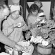 Archiv der Region Hannover, ARH Slg. Weber 02-029/0002, Personen bedienen sich an einem Kaffee Buffet beim Erntedankfest in Everloh
