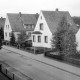 Archiv der Region Hannover, ARH Slg. Weber 02-029/0011, Blick aus einem Fenster auf die Südstraße Nr. 6 / Nr. 8 in südliche Blickrichtung, Gehrden