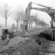 Archiv der Region Hannover, ARH Slg. Weber 02-029/0019, Drei Männer mit einem Bagger bei der Aushebung eines Grabens