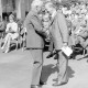 Archiv der Region Hannover, ARH Slg. Weber 02-030/0005, Gehrdens Bürgermeister Gerhard Oberkönig und ein weiterer Mann schütteln sich vor einem Publikum die Hände