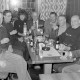 Archiv der Region Hannover, ARH Slg. Weber 02-031/0007, Traditioneller Stammtisch mit Landwirten / Honoratioren und Gastwirtin im Gasthaus Behnsen, Leveste