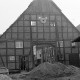 Archiv der Region Hannover, ARH Slg. Weber 02-031/0008, Eine nach dem Abriss erhaltene Hausfassade
