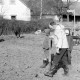 ARH Slg. Weber 02-031/0011, Ein Mann gräbt mit einer Schaufel auf einem Stück Brachland