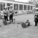 ARH Slg. Weber 02-031/0018, Junge Mitglieder der Feuerwehr mit Frank Oberheide (zweiter v.l.) bei einem Grundlehrgang auf dem Schulhof der Grundschule Am Castrum, Gehrden