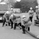 ARH Slg. Weber 02-031/0019, Junge Mitglieder der Feuerwehr bei einem Grundlehrgang auf dem Schulhof der Grundschule Am Castrum, Gehrden