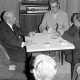 ARH Slg. Weber 02-033/0001, Mehrere Männer spielen an einem Tisch in der Altenbegegnungsstätte gemeinsam Karten, Gehrden
