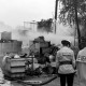 ARH Slg. Weber 02-033/0005, Mitglieder der Feuerwehr beim Löschen eines Brands der Mülldeponie?