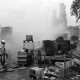 Archiv der Region Hannover, ARH Slg. Weber 02-033/0006, Mitglieder der Feuerwehr beim Löschen eines Brands der Mülldeponie?