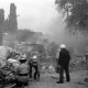 Archiv der Region Hannover, ARH Slg. Weber 02-033/0007, Mitglieder der Feuerwehr beim Löschen eines Brands der Mülldeponie?