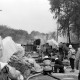 Archiv der Region Hannover, ARH Slg. Weber 02-033/0008, Mitglieder der Feuerwehr beim Löschen eines Brands der Mülldeponie?