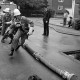 Archiv der Region Hannover, ARH Slg. Weber 02-033/0014, Wettkampf der Gehrdener Feuerwehren auf dem Schulhof der Grundschule Am Castrum, Gehrden