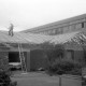 Archiv der Region Hannover, ARH Slg. Weber 02-034/0011, Hausmeisterbungalow an der Haupt- und Realschule Lange Feldstraße erhält ein neues Dach, Gehrden