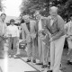 Archiv der Region Hannover, ARH Slg. Weber 02-035/0006, Eröffnung der Minigolfanlage am Hallen- und Freibad mit v.l. Gerhard Loog (Stadtverwaltung), Edeltraud Schultz (Sportverein Gehrden), Heinz Lehmann (Spender der Anlage), Stadtdirektor Hans Bildhauer mit Tochter, Herr Borges (Stadtverwaltung), Gehrden