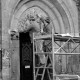 Archiv der Region Hannover, ARH Slg. Weber 02-037/0001, Zwei Männer reinigen das Kirchenportal der Margarethenkirche, Gehrden