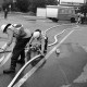 Archiv der Region Hannover, ARH Slg. Weber 02-037/0006, Wettkampf der Gehrdener Feuerwehren auf dem Schulhof der Grundschule Am Castrum, Gehrden