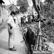 Archiv der Region Hannover, ARH Slg. Weber 02-037/0018, Arbeiter verlegen Rohre in ein ausgehobenes Loch 