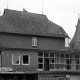 Archiv der Region Hannover, ARH Slg. Weber 02-038/0003, Seitlicher Blick auf das Gebäude der Kita, im Hintergrund die St. Agatha Kirche, Leveste