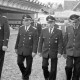 Archiv der Region Hannover, ARH Slg. Weber 02-038/0017, Vier Mitglieder der Feuerwehr laufen über einen Jahrmarkt