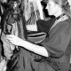 ARH Slg. Weber 02-039/0003, Eine Frau richtet ihre Marionetten bei einer Kunstausstellung, Gehrden