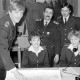 ARH Slg. Weber 02-039/0006, Stehend v. l. Rainer Kunze, Albert Fricke und Armin Jeschonnek der Feuerwehr Gehrden bei einem Sprechfunklehrgang im Feuerwehrhaus, Gehrden