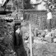 ARH Slg. Weber 02-040/0009, Arbeiter verlegen Rohre in ein ausgehobenes Loch 