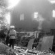 ARH Slg. Weber 02-041/0008, Mitglieder der Feuerwehr bei der Löschung eines Hauses