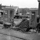 Archiv der Region Hannover, ARH Slg. Weber 02-041/0015, Zwei Arbeiter bauen auf der Zufahrt zum Postparkplatz Am Markt Telefonzellen auf, Alt-Gehrden