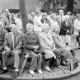 Archiv der Region Hannover, ARH Slg. Weber 02-043/0002, Eine Gruppe älterer Personen auf einem Dorffest auf dem Thie-Platz in Leveste