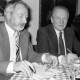 ARH Slg. Weber 02-046/0001, V.l. Karl-Heinz Uhrig (Weinhändler aus Leveste und Vorstandsmitglied der Gehrdener Interessengemeinschaft Selbstständiger) und Günter Langner (Schützenhaus-Gastwirt und GIS-Vorsitzender) bei einer GIS-Sitzung im Schützenhaus, Gehrden