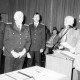 Archiv der Region Hannover, ARH Slg. Weber 02-046/0003, Stadtdirektor Hans Bildhauer vergibt Urkunden an Mitglieder der Feuerwehr, neben ihm der Bürgermeister Helmut Oberheide, Gehrden