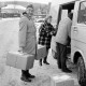 ARH Slg. Weber 02-046/0006, Der erste Vorsitzende des Philatelistenvereins Robert Piesch mit Paketen und weiteren Personen neben einem Auto im Winter, Gehrden