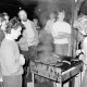 Archiv der Region Hannover, ARH Slg. Weber 02-046/0011, Mehrere Personen um einen Grill auf einem Fest?