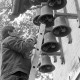 Archiv der Region Hannover, ARH Slg. Weber 02-048/0004, Ein Mann repariert das Glockenspiel am Ratskeller, Gehrden