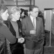 ARH Slg. Weber 02-048/0009, Bürgermeister Heinrich Berkefeld mit Besucherinnen bei einer Kunstausstellung in der Geschäftsstelle der Volksbank am Steintor, Gehrden