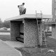 ARH Slg. Weber 02-048/0016, Zwei Männer arbeiten auf dem Dach der Bushaltestelle an der Parkstraße / Kantplatz, Gehrden