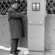 ARH Slg. Weber 02-049/0015, Ein Mann neben einem Briefkasten im Schäfereiweg/Bahnhofstraße, Gehrden