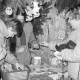 Archiv der Region Hannover, ARH Slg. Weber 02-050/0014, Kinder an einem Weihnachtsmarktstand