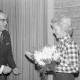 Archiv der Region Hannover, ARH Slg. Weber 02-052/0021, Eine Frau erhält von einem Mann einen Blumenstrauß und einen Teller
