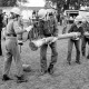 ARH Slg. Weber 02-054/0010, Junge Mitglieder der Feuerwehr bei einem Kinderfest mit Wettkampf und Spielen zum Jubiläum der Jugendfeuerwehr Lemmie auf dem Sportplatz des MTV Lemmie