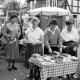 ARH Slg. Weber 02-054/0016, Frauen an einem Infostand auf einem Erntedankfest