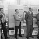 Archiv der Region Hannover, ARH Slg. Weber 02-057/0009, Eine Gruppe von Männern bei einer Energieausstellung in der Volksbankgeschäftsstelle am Steintor, Gehrden