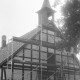 Archiv der Region Hannover, ARH Slg. Weber 02-058/0003, Ein Baugerüst am Alten Schulhaus, Ditterke