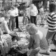 Archiv der Region Hannover, ARH Slg. Weber 02-059/0012, Personen auf einem Flohmarkt auf dem Marktplatz Gehrden